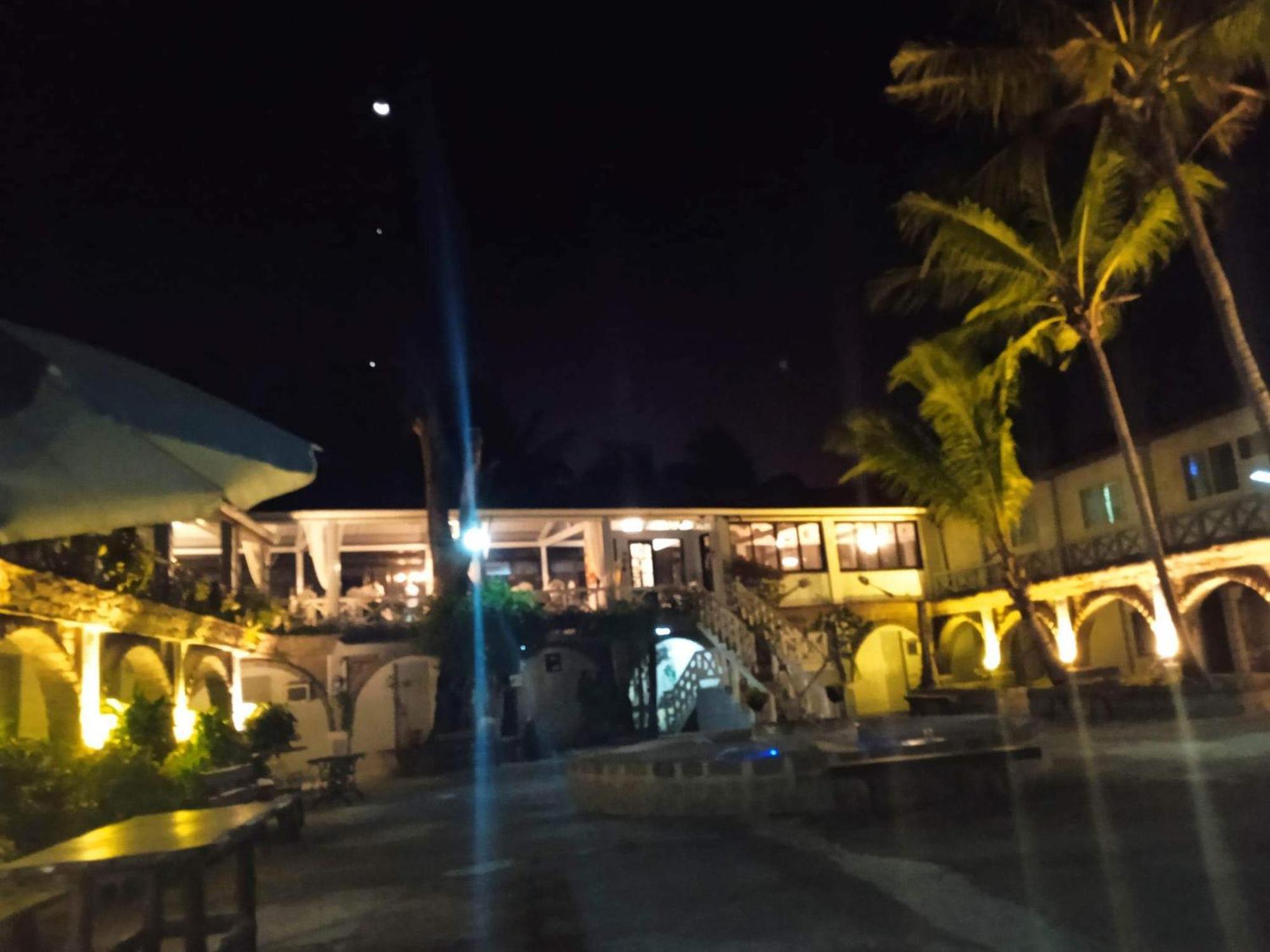 Sunbloom Beachfront Hotel And Restaurant Zambales Sinabacan Cameră foto